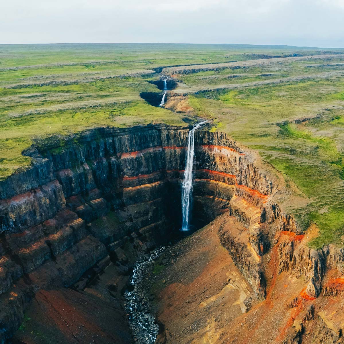 La cascata di Hengifoss nell'Islanda orientale