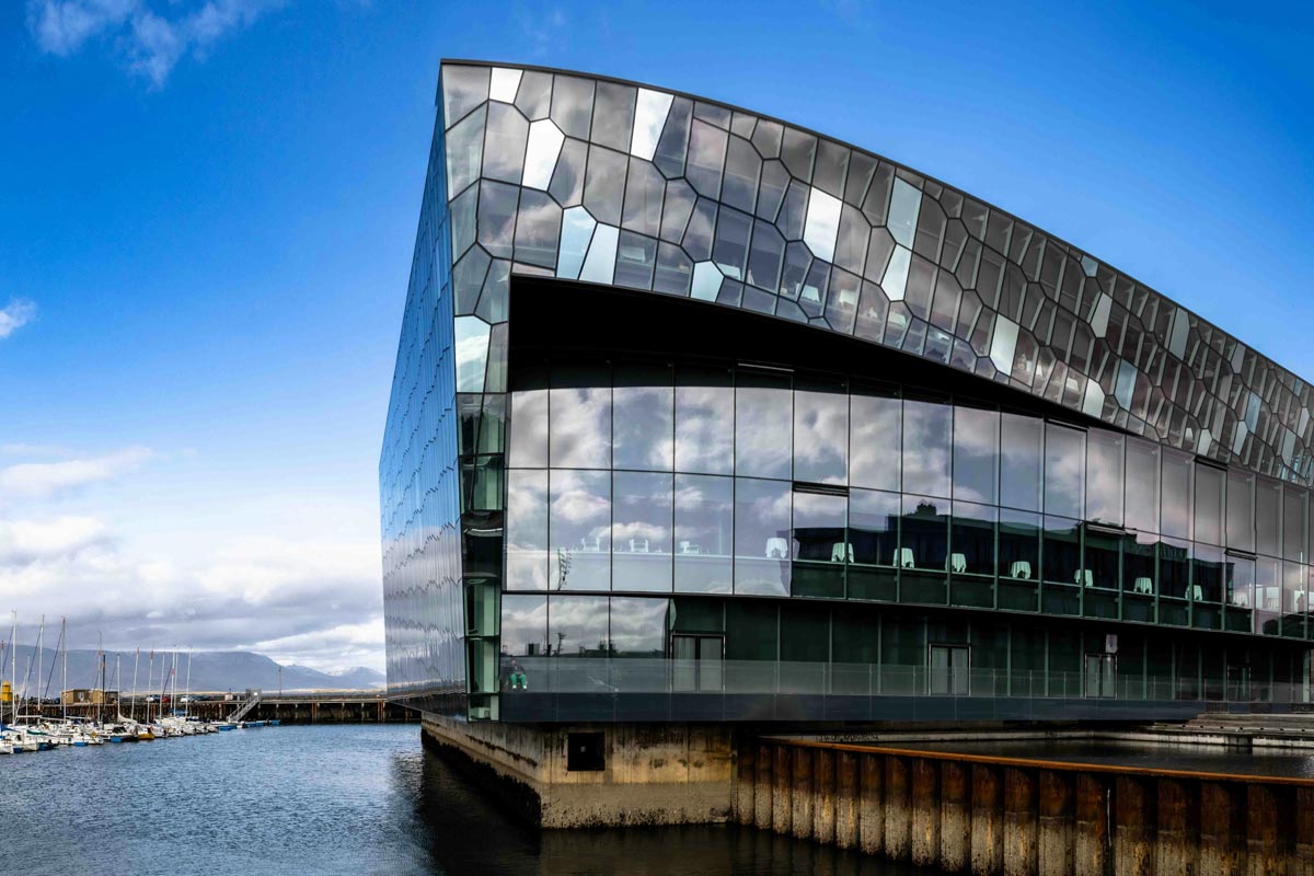 Harpa Concert Hall sul lungomare di Reykjavik