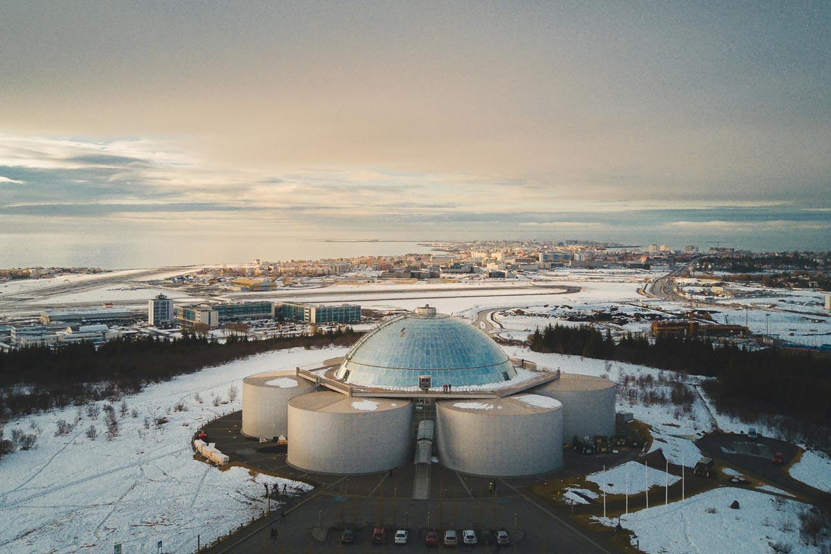 Il museo Perlan con la città di Reykjavík sullo sfondo